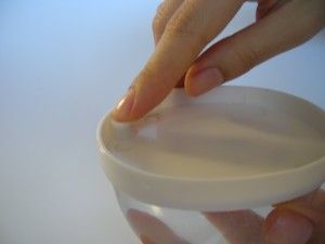 最後にしっかり底のふたをします。 最後にしっかり底のふたをします。水がまだ泡立っている際は、数日時間がたつと大きな泡になるので再度水を流し込みます。