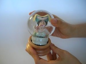 台座にガラス球をはめます。 グルーガンが固まらないうちに急いで嵌めます。接着の程度によっては外れる場合があるので、振る際には慎重に丁寧に振ります。