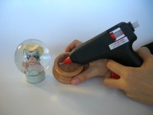 台座とガラス球をグルーガンで接着します。 台座とガラス球をグルーガンで接着します。台座の底が空いているタイプのキットは開口部の隙間から接着します。