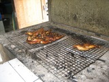 ガイヤーンを焼いているグリル