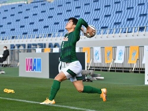 【高校サッカー】ロングスローにおける遅延行為問題について、〝６秒ルール〟の適用を求める声が続出！