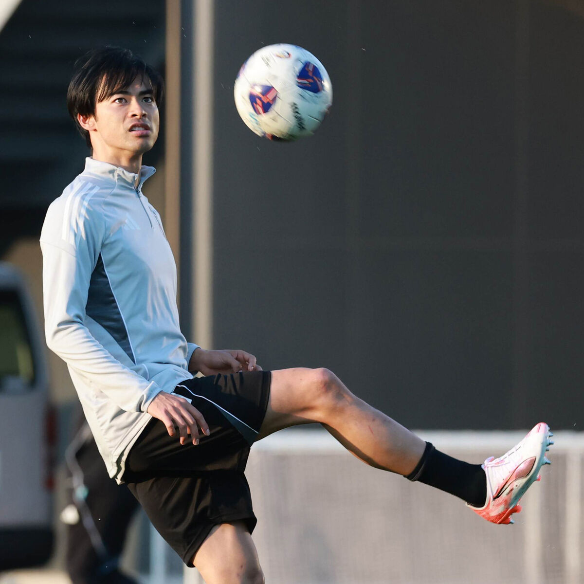 サッカー日本代表の健康管理：三笘薫と長友佑都の状況分析