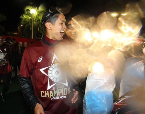 【サッカー】ヴィッセル神戸、ビールかけで歓喜に包まれる！FW武藤が盛大な乾杯を指揮！