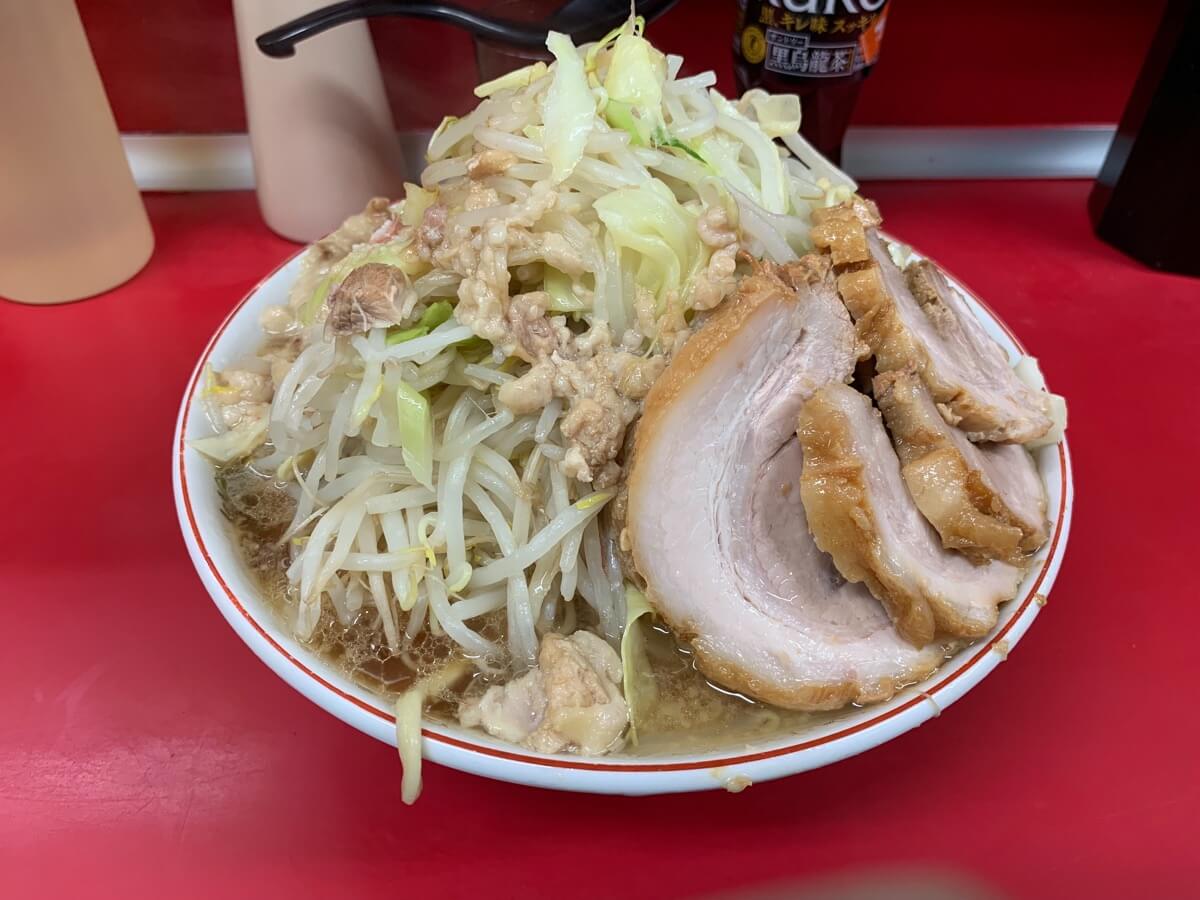 【苦言】ラーメン二郎の珍事件！植え込みに放尿する客に店が猛烈な苦言「公共の場において許される行為ではありません」