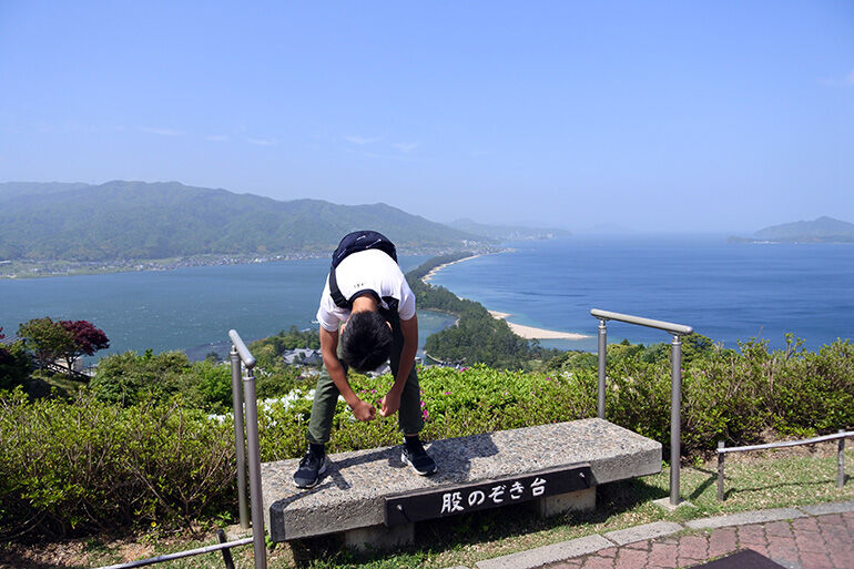【悲報】京都・天橋立での「股のぞき」が悲劇に！50代男性が友人に押され15メートル転落