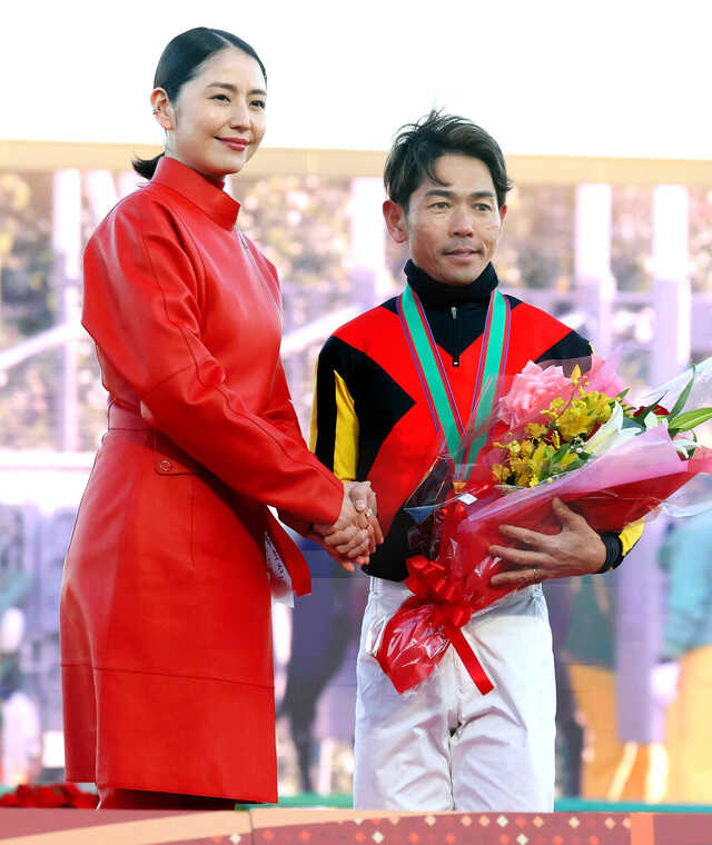 【芸能】長澤まさみ、赤ドレスで有馬記念の表彰式に登場！