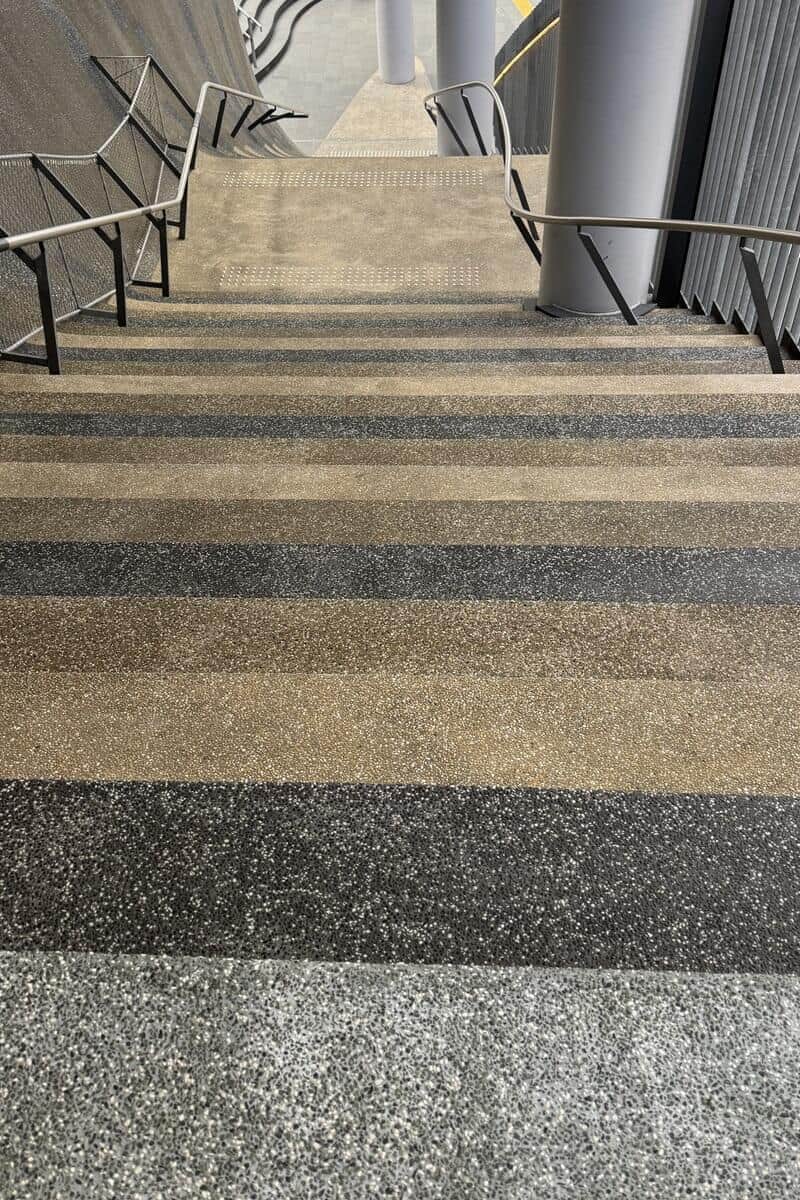 【建築】危険な階段の裏側：デザインと安全性の葛藤