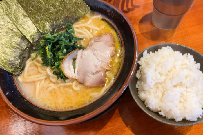 【悲報】家系ラーメン店でのトラブル：なぜ女性2人は連絡を要求されたのか
