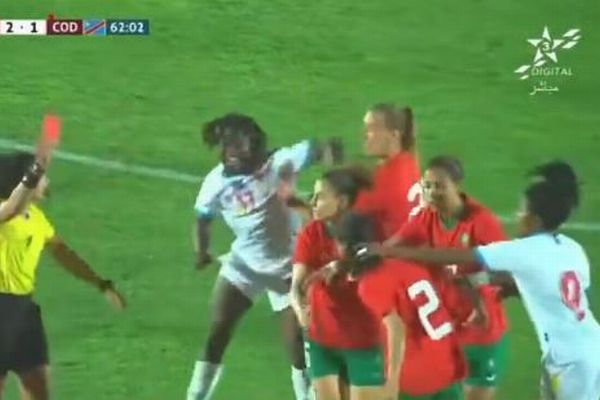 【サッカー】衝撃の一場面！コンゴ選手のパンチがモロッコ選手を倒す