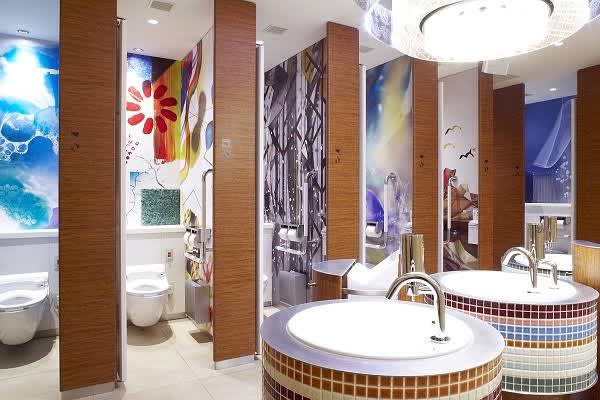 【朗報】米人気司会者が語る！日本のトイレはアメリカの手術室より清潔