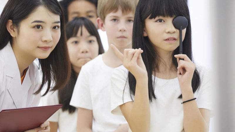 【フェミニスト】「なぜ日本の学校健診で女子も上半身裸にさせられるのか」ガーディアンが取材