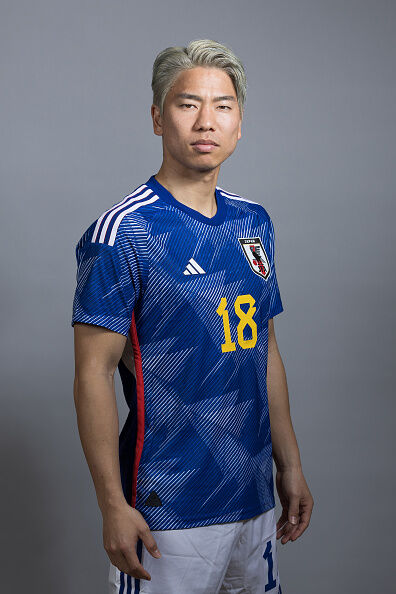 【サッカー】スタジアムでの浅野拓磨の驚きの反応！抗議のチョコを食べていた一部始終を公開！