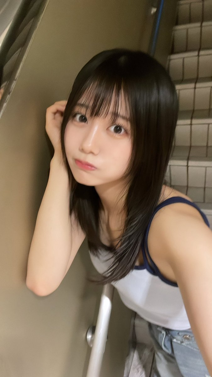 サングラス越しの真実：女性アイドルの兄とのディズニー旅行