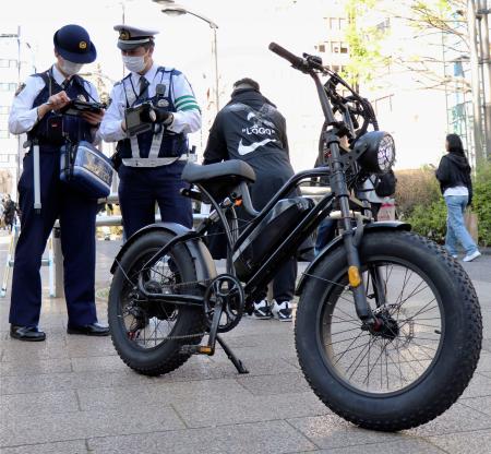 【モペット】警視庁、無免許運転やヘルメット未着用など違反行為を取り締まる