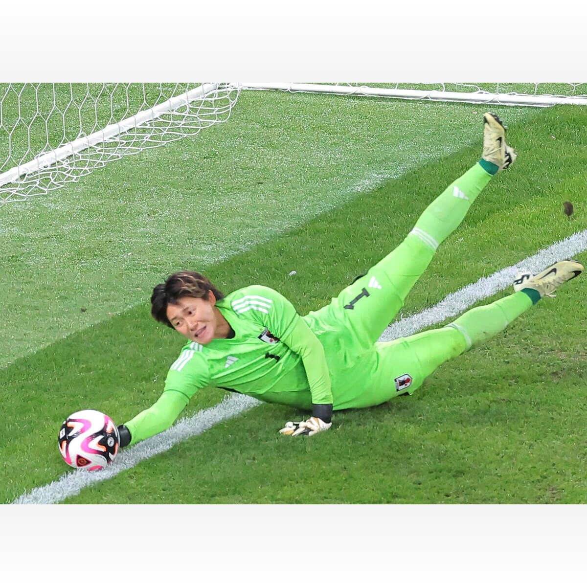 【サッカー】Gk山下杏也加が見せた驚異のパフォーマンス！「山下の１ミリ」の瞬間を捉えた写真が話題に