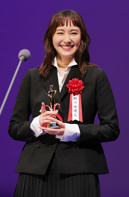 【悲願】新垣結衣、映画批評家大賞で初の助演女優賞受賞！