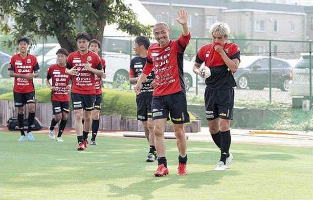 コンサドーレ札幌mf小野伸二 Fc琉球に完全移籍へ 北も盛り上げられたので 南の盛り上がりもお手伝いできたらいいなと サッカータイム