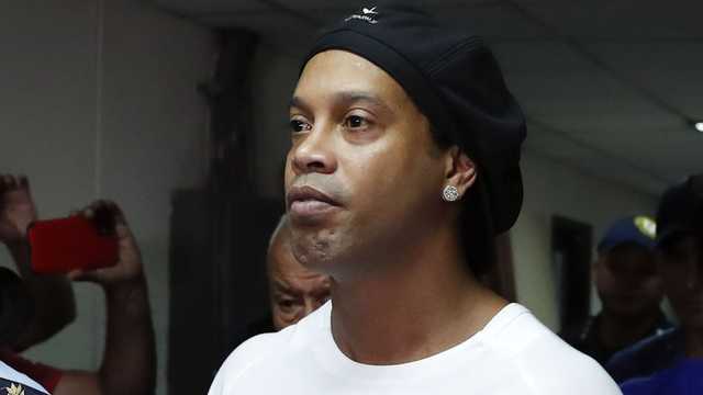 ロナウジーニョ 刑務所内サッカー テニスで敗戦 相手は強盗 殺人犯の元警察官コンビ サッカータイム ロナウジーニョ 刑務所内サッカー テニスで敗戦 相手は強盗 殺人犯の元警察官コンビ サッカータイム