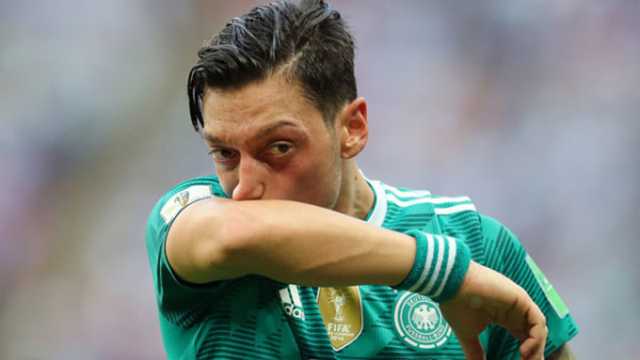 エジル父 息子の 戦犯 扱いに激怒 ドイツ代表引退を勧める ロシアw杯 サッカータイム