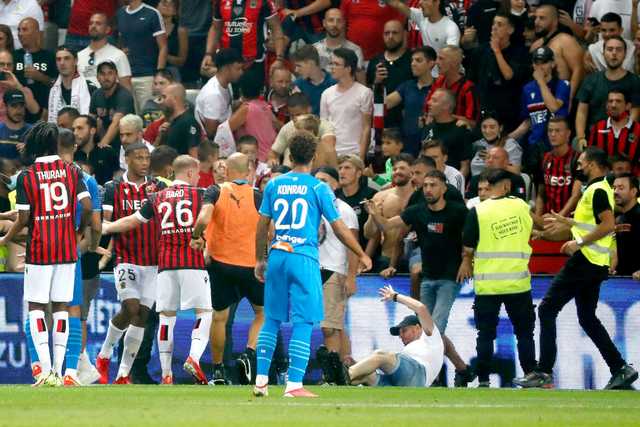 サッカー マルセイユが試合再開を放棄で打ち切り ニースサポーターがボトルを投げ込み乱闘騒ぎ サッカータイム