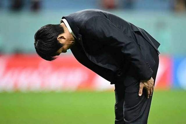 森保監督、敗戦後に客席へ深々とした一礼を海外称賛