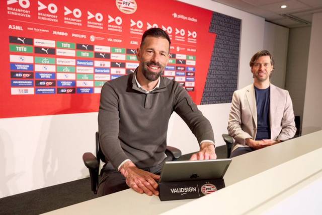 PSV、ファン・ニステルローイ氏の新監督就任を発表！堂安律のドイツ移籍にも影響か : サッカータイム
