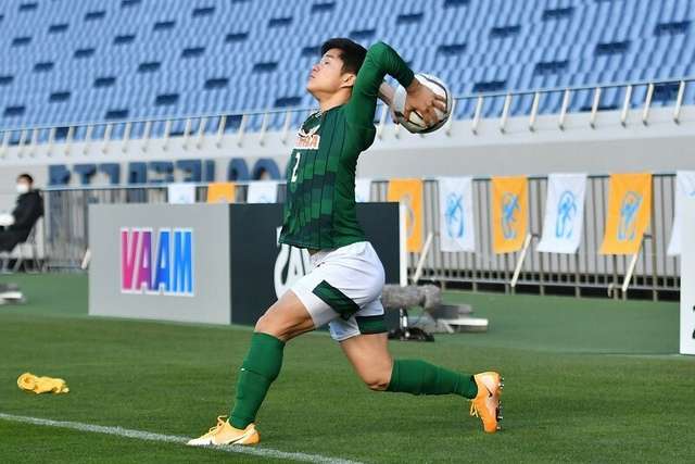 高校サッカー選手権のロングスロー あれってファウルじゃない スローワーはボールを投げる時 両足ともに地面から離れてはならない サッカータイム