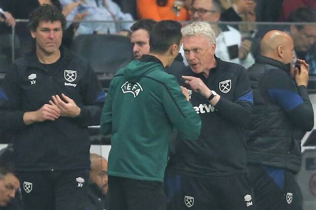 一発レッドの愚行 モイーズ監督 ボールパーソンの後頭部めがけて左足ボレー サッカータイム