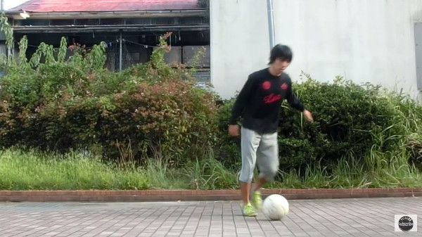 サッカー フェイント 背中にいる背後の敵のかわし方 サッカー少年が上達する練習のコツ