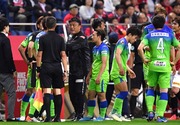 誤審に抗議する湘南の選手と監督