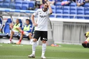 大敗に頭を抱えるビジャ