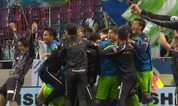山根の決勝ゴールに歓喜する湘南の選手とスタッフ達