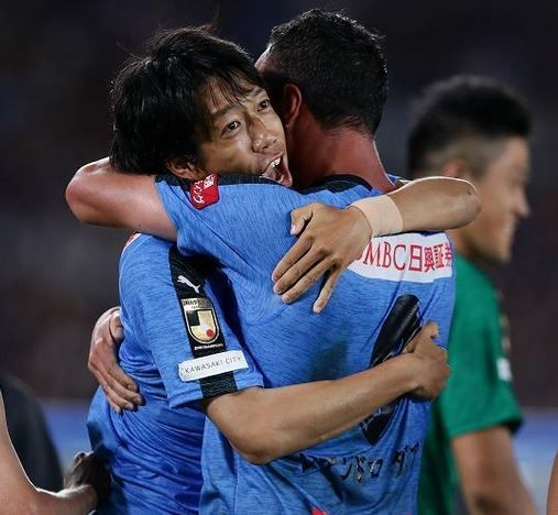 決勝ゴールを喜ぶ中村憲剛とレアンドロダミアン