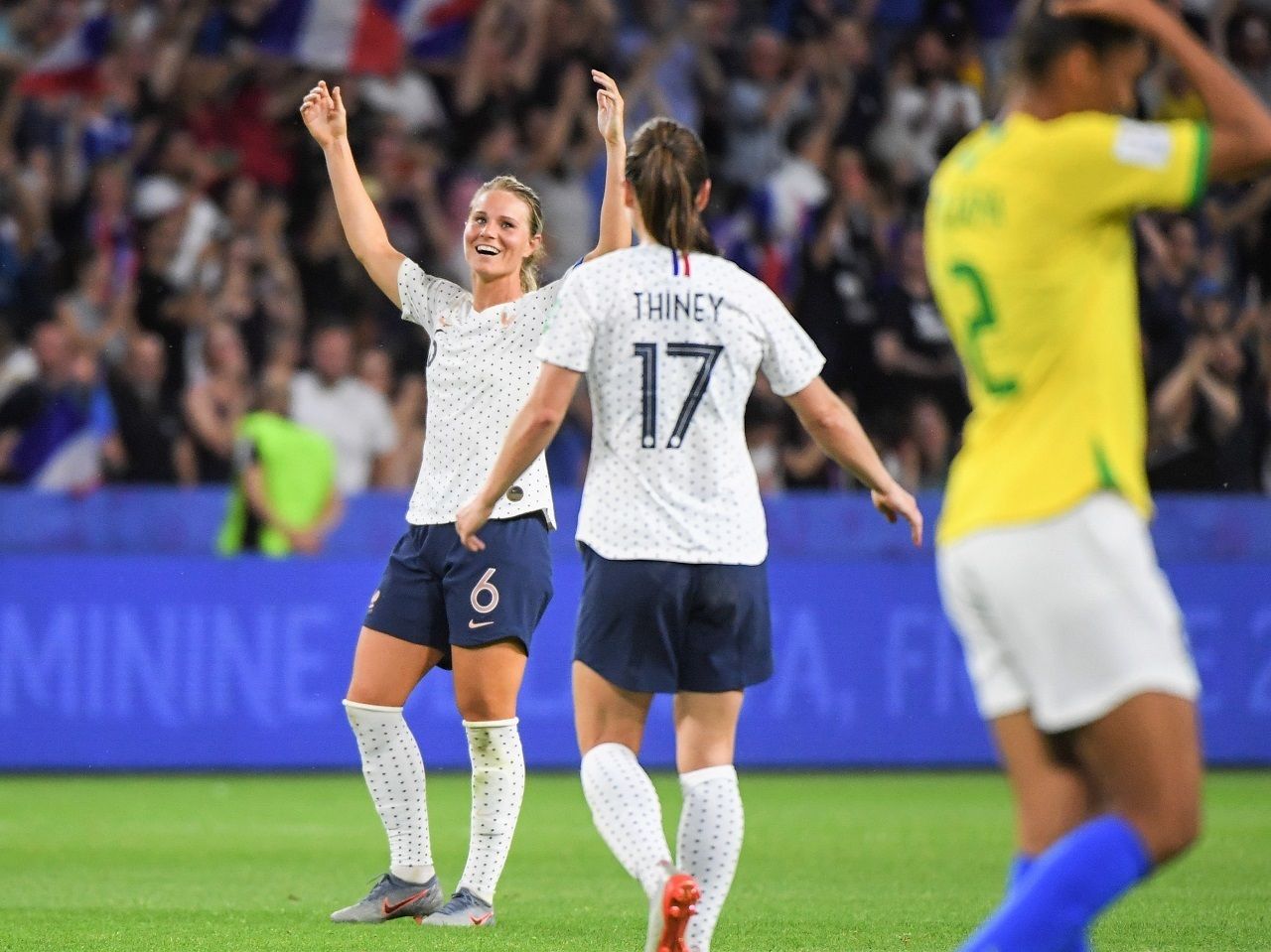 女子W杯決勝T1回戦 開催国フランス女子がブラジル女子撃破し準々決勝へ!主将アンリが延長後半に決勝弾