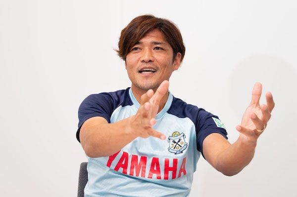 大久保嘉人(37)が語る「エゴイストFW論」 サッカー漫画『ブルーロック』とコラボ 16試合0得点