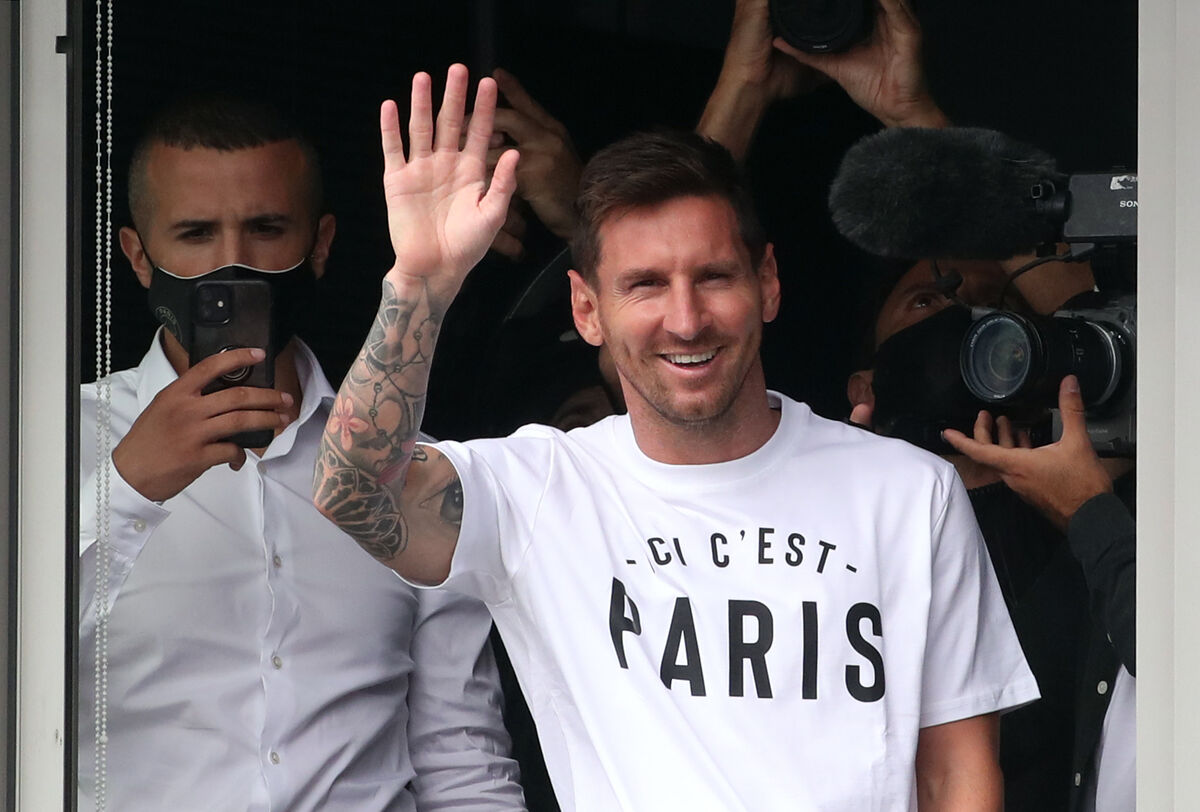 サッカー メッシがパリ到着 ファン集結し メッシコール パリｓｇ移籍へ フランス紙 レキップ など動画で速報 Loquy Football