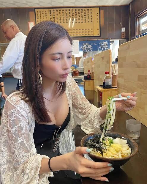 【画像】セクシーな美女さん、おうどんを食べるw