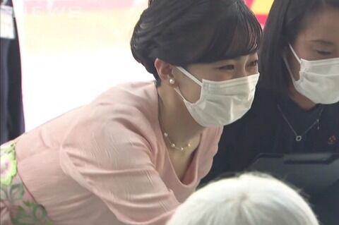 【画像】こういう胸チラどう？ｗｗｗｗｗｗ