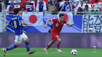 【サッカーマニア】【GIF】日本代表・南野拓実がインドネシア10番選手を負傷させたシーン…