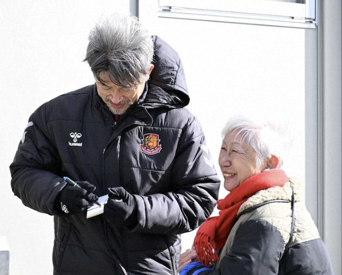 59歳カズ　母への感謝忘れず“愛の掛け算”　毎朝脳の体操に「必ずLINEで送ってる」