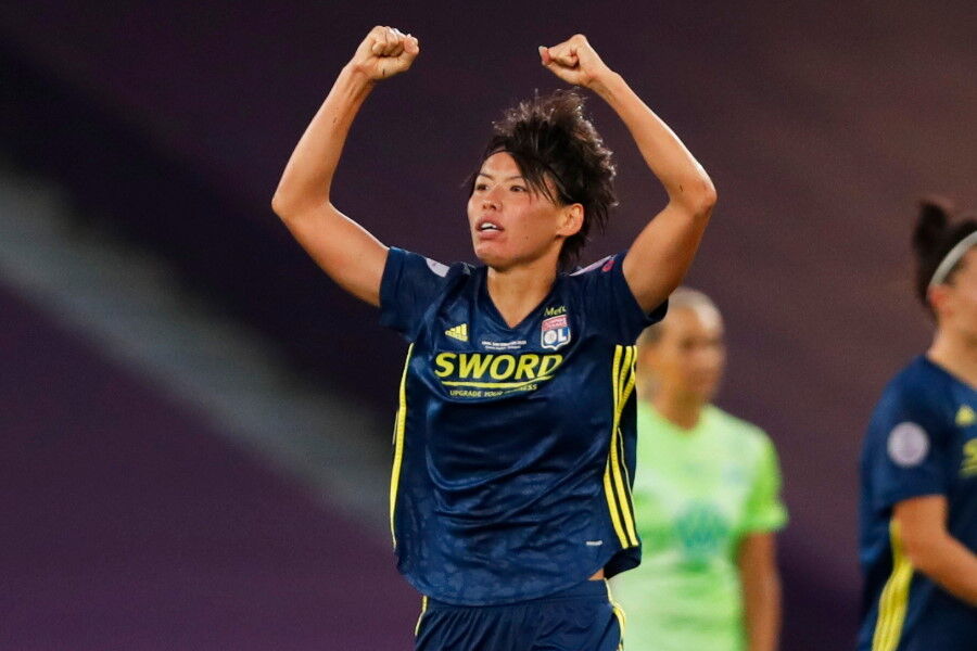 嬉しすぎて なでしこdf熊谷紗希 Cl優勝トロフィーとお茶目ショットに反響 サッカーニュースstation