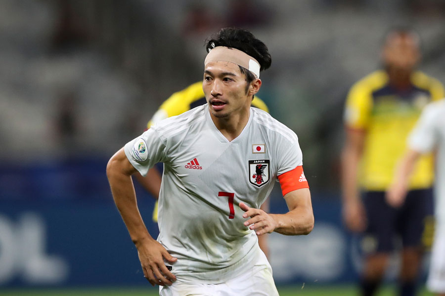 司令塔 柴崎岳 競り合いの際に頭をぶつけて流血ハプニング 治療で試合は一時中断 サッカーニュースstation 司令塔 柴崎岳 競り合いの際に頭をぶつけて流血ハプニング 治療で試合は一時中断 サッカーニュースstation