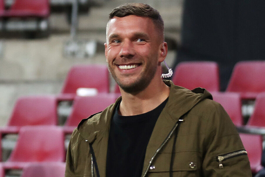 元ドイツ代表fwポドルスキ カーリー仕様 の新髪型にファン注目 ライオンヘア サッカーニュースstation