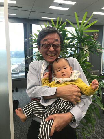 羽交い絞め?