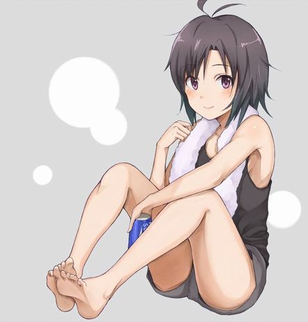 体育座りでチョコんと座ってる女の子