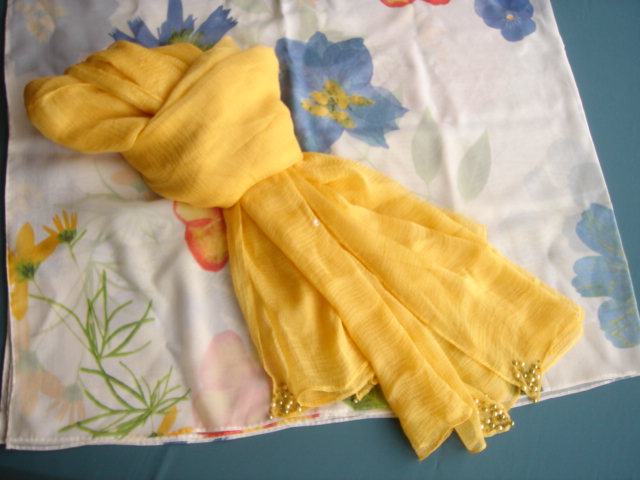 黄色いストール 大判 とオリジナルスカーフ オリジナルの１点物を 天然素材 絹 毛 麻 綿 にこだわって服作り ２６年