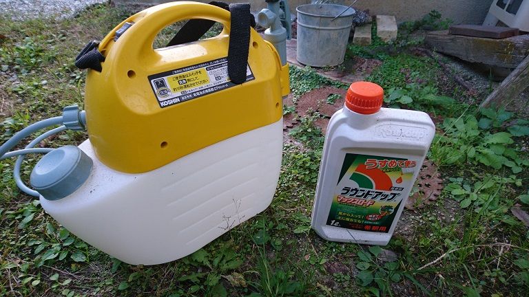 実家の空き地に除草剤を撒く そして土の状態を確認してみたら 立ち止まったら即死亡 実家の空き地に除草剤を撒く そして土の状態を確認してみたら 立ち止まったら即死亡