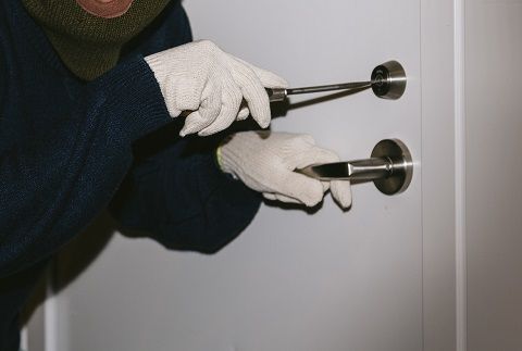鍵穴にドライバーを突っ込む泥棒