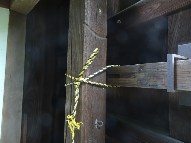 山門　台風の用意　門扉紐 (3)