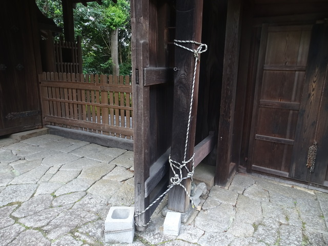 山門　台風の用意　門扉紐 (2)